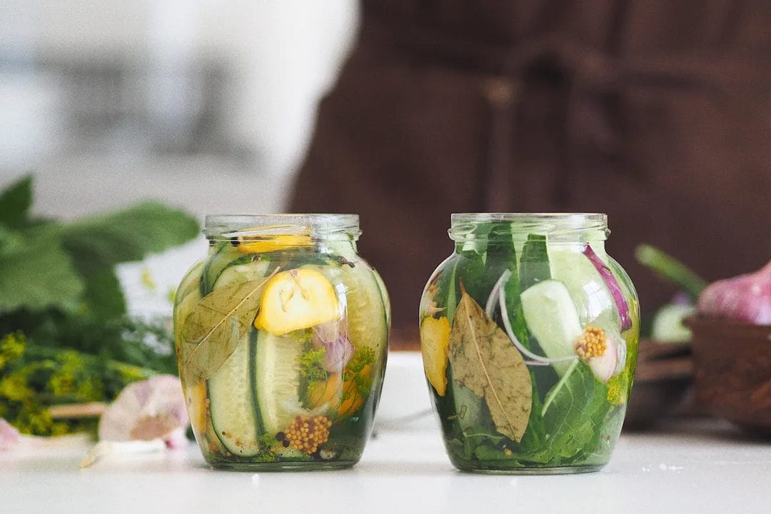Okurky na zimu: recept na nálev, po kterém zůstanou křupavé