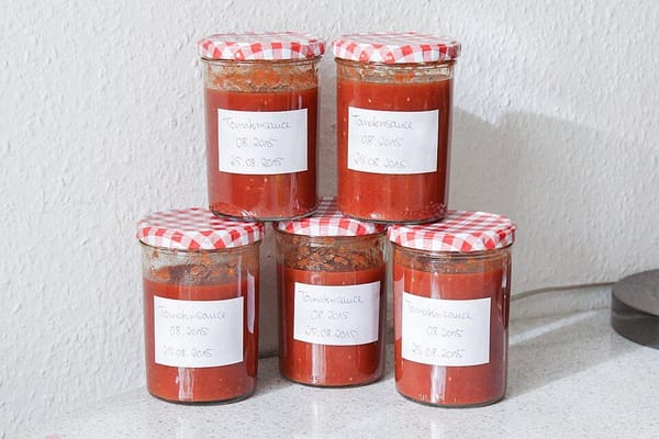 Rajčatová passata: jak zavařit letní přebytek rajčat na zimu bez chemie